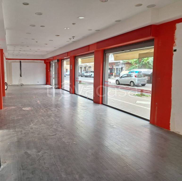 negozio in affitto a Roma in zona Ostia