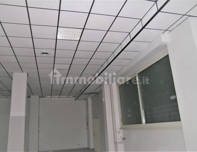 negozio in affitto a Roma in zona Appio Latino