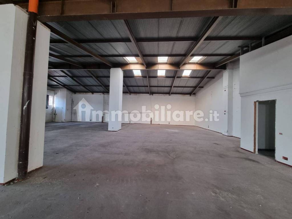 negozio in affitto a Roma in zona Appio Latino