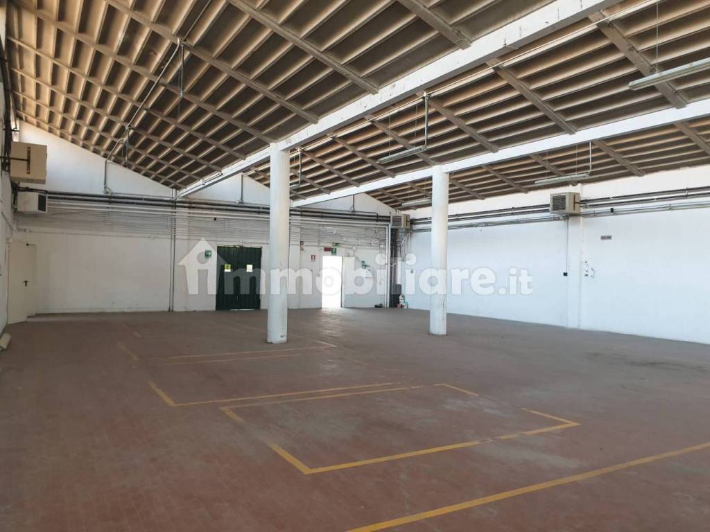 capannone in affitto a Roma in zona Ponte Mammolo