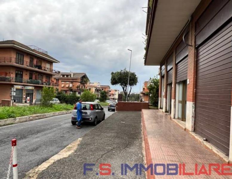 negozio in affitto a Roma in zona Colle Prenestino