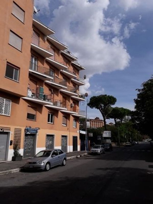 locale commerciale in affitto a Roma