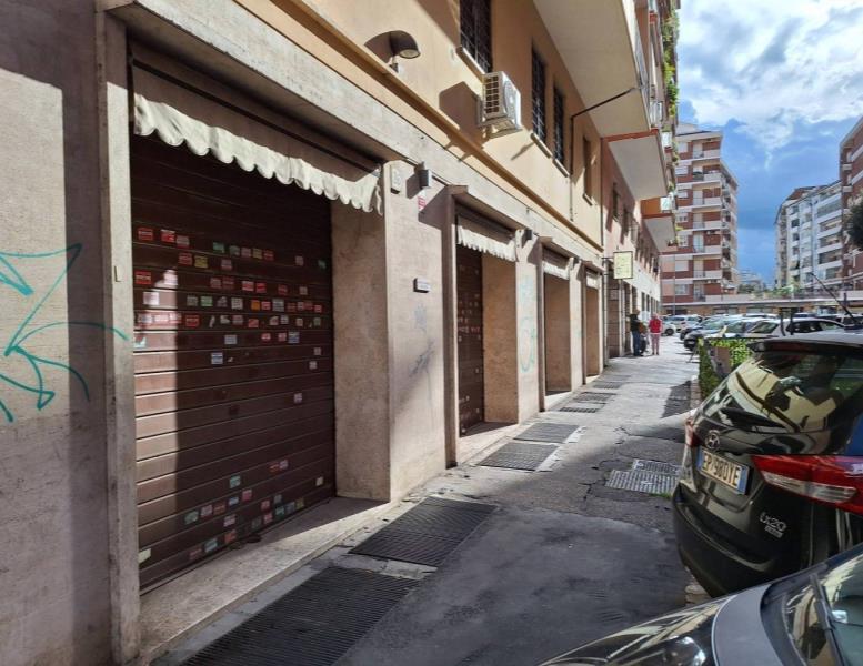 negozio in affitto a Roma in zona Appio Claudio