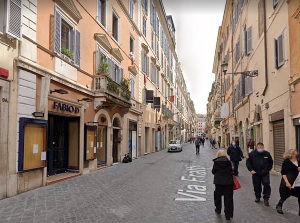 quadrivano in affitto a Roma in zona Trevi-Colonna