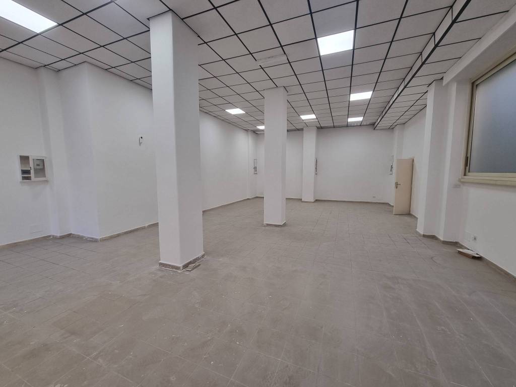 negozio in affitto a Roma in zona Appio Latino