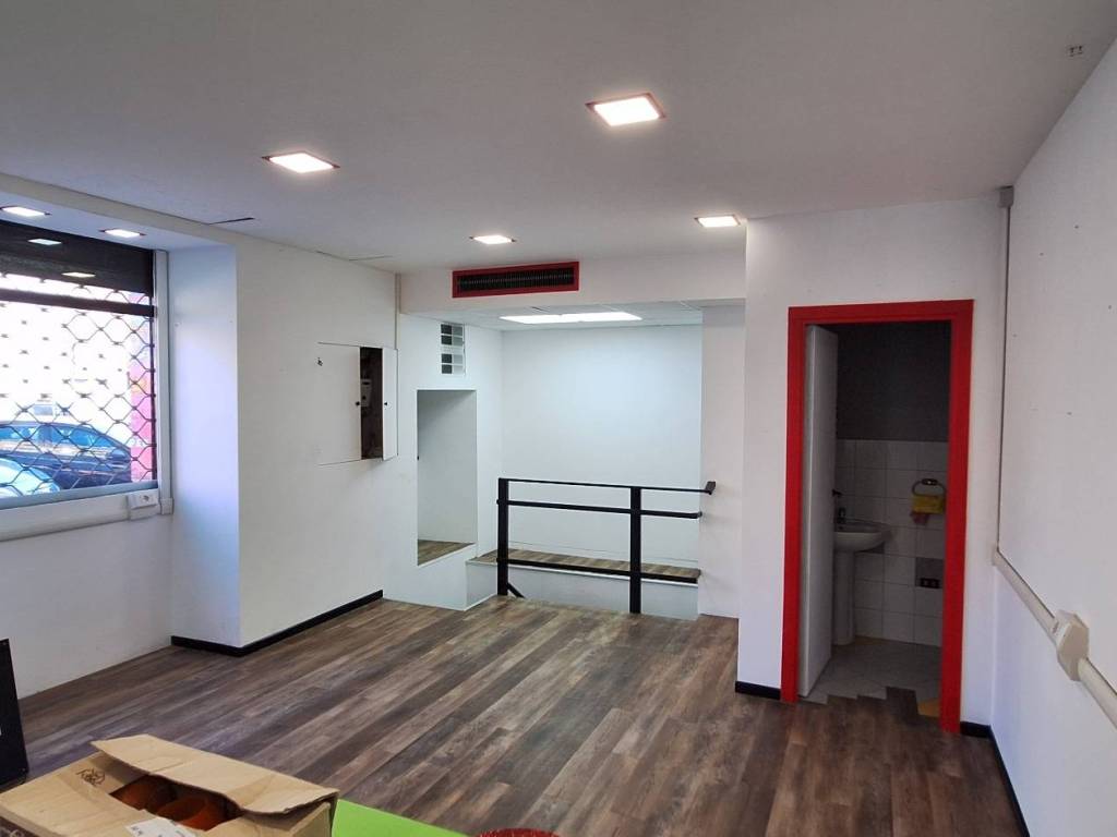 negozio in affitto a Roma in zona Appio Latino