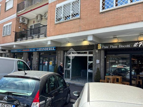 negozio in affitto a Roma in zona Tuscolano