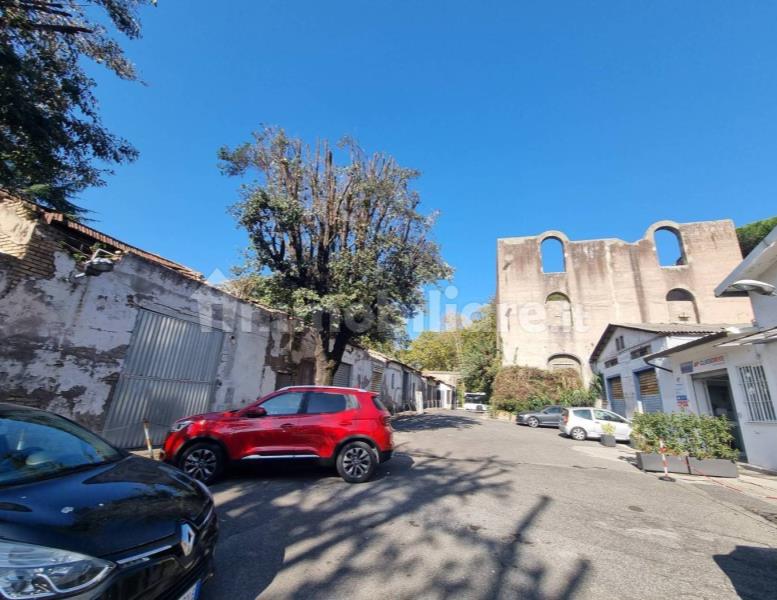 negozio in affitto a Roma in zona Appio Latino