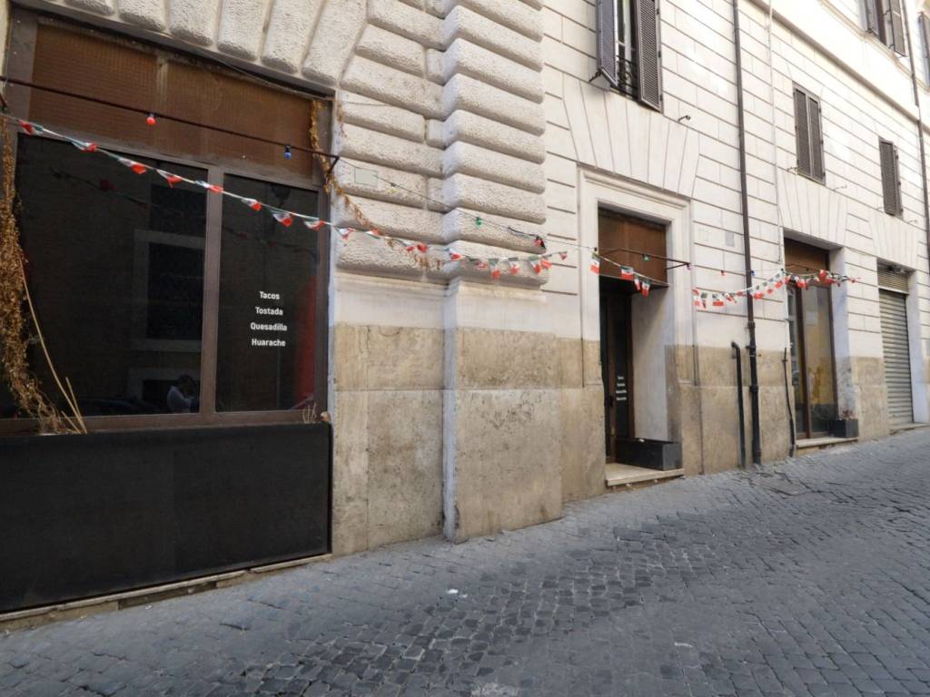 negozio in affitto a Roma in zona Parione/Sant'Eustachio