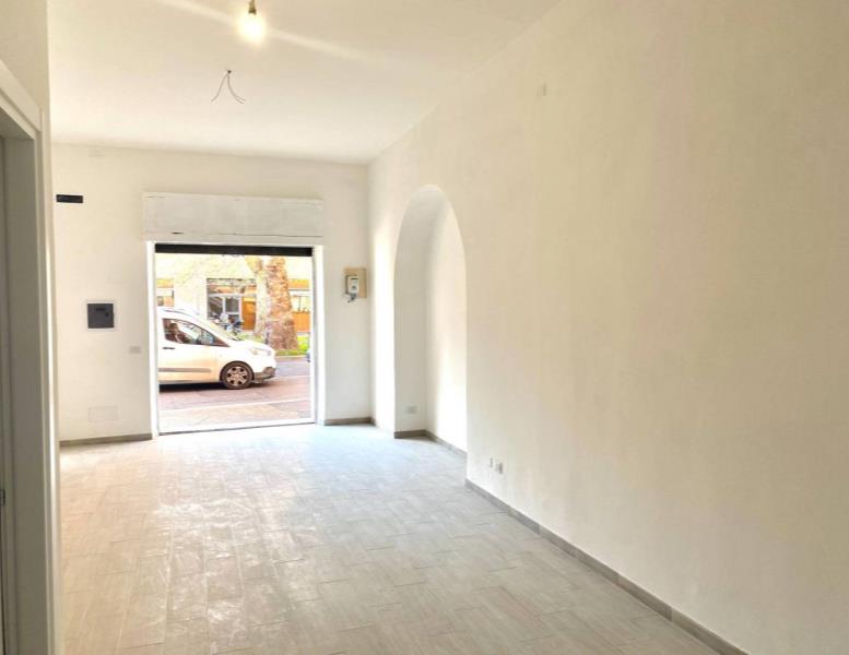 negozio in affitto a Roma in zona Tuscolano