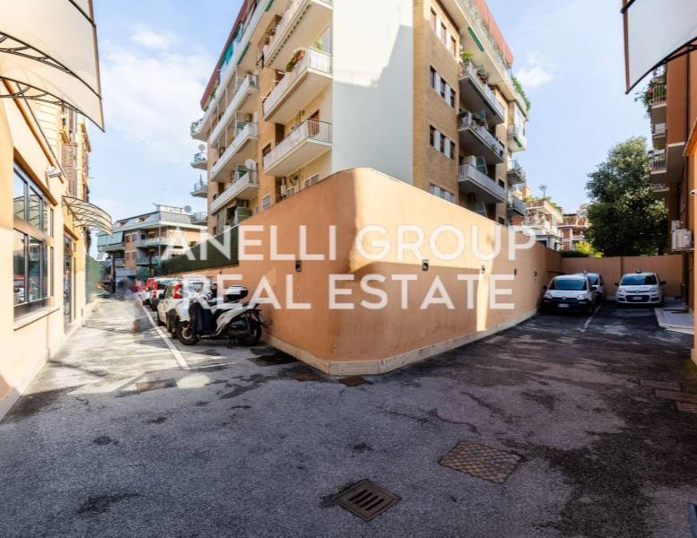 locale commerciale in affitto a Roma in zona Appio Latino
