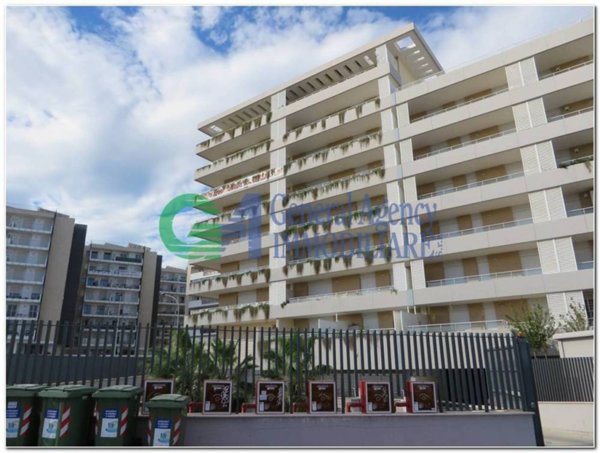 locale di sgombero in affitto a Roma in zona Fonte Laurentina