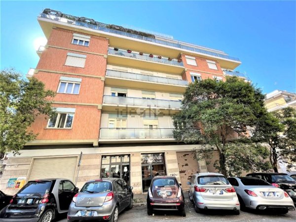locale commerciale in affitto a Roma