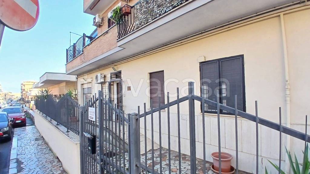 negozio in affitto a Roma in zona Torre Angela