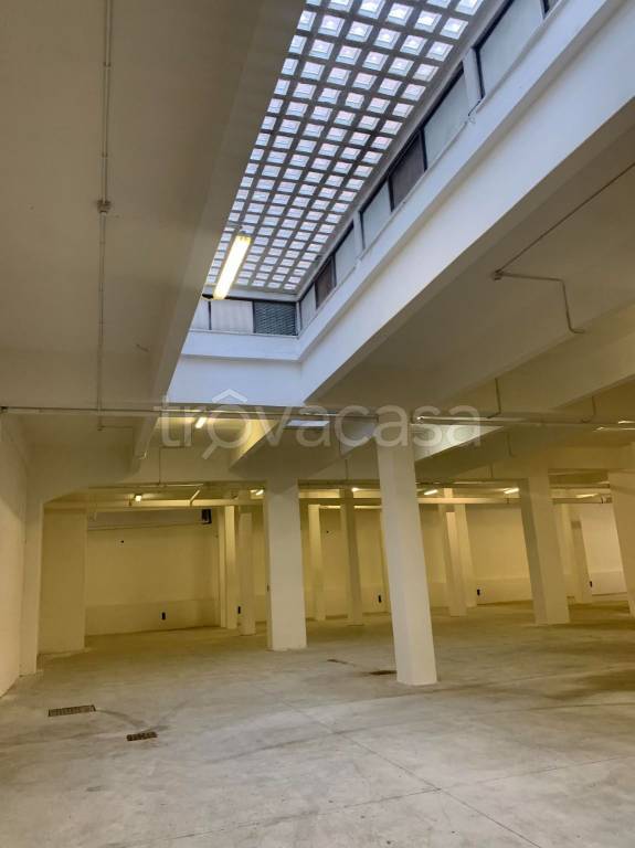 locale commerciale in affitto a Roma in zona Appio Claudio