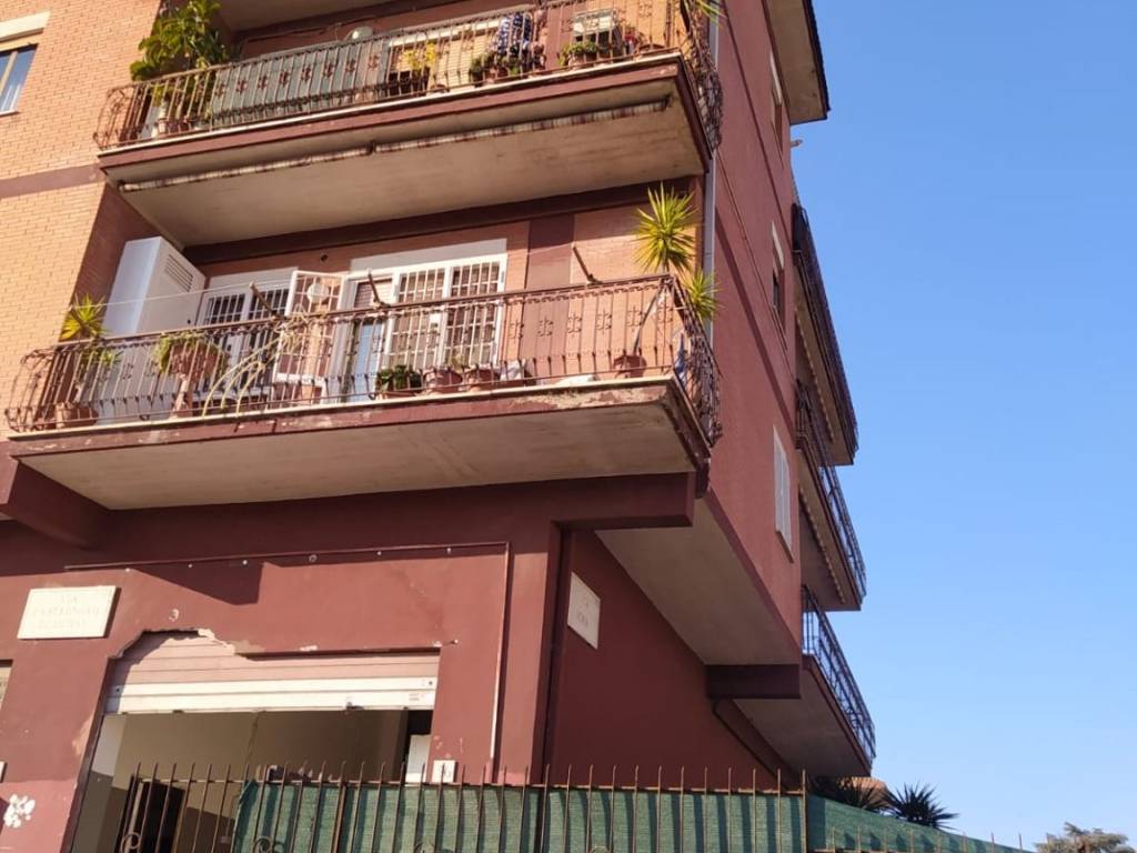 negozio in affitto a Roma in zona Borghesiana