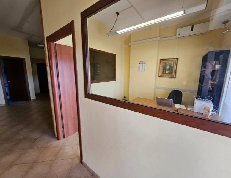 locale commerciale in affitto a Roma in zona Axa