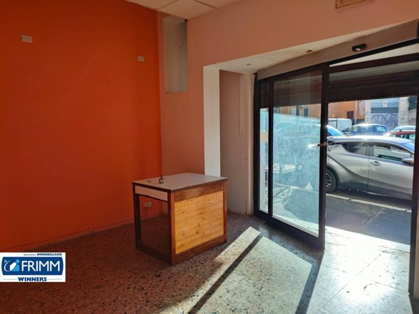 locale commerciale in affitto a Roma in zona Tuscolano