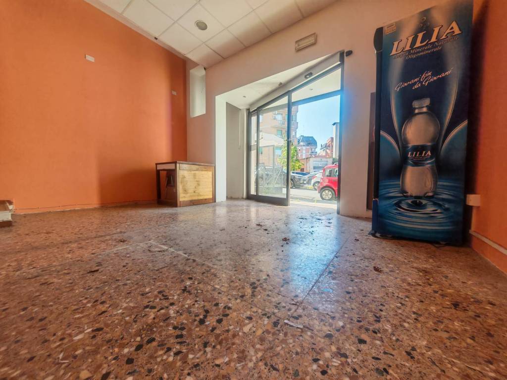 negozio in affitto a Roma in zona Appio Latino
