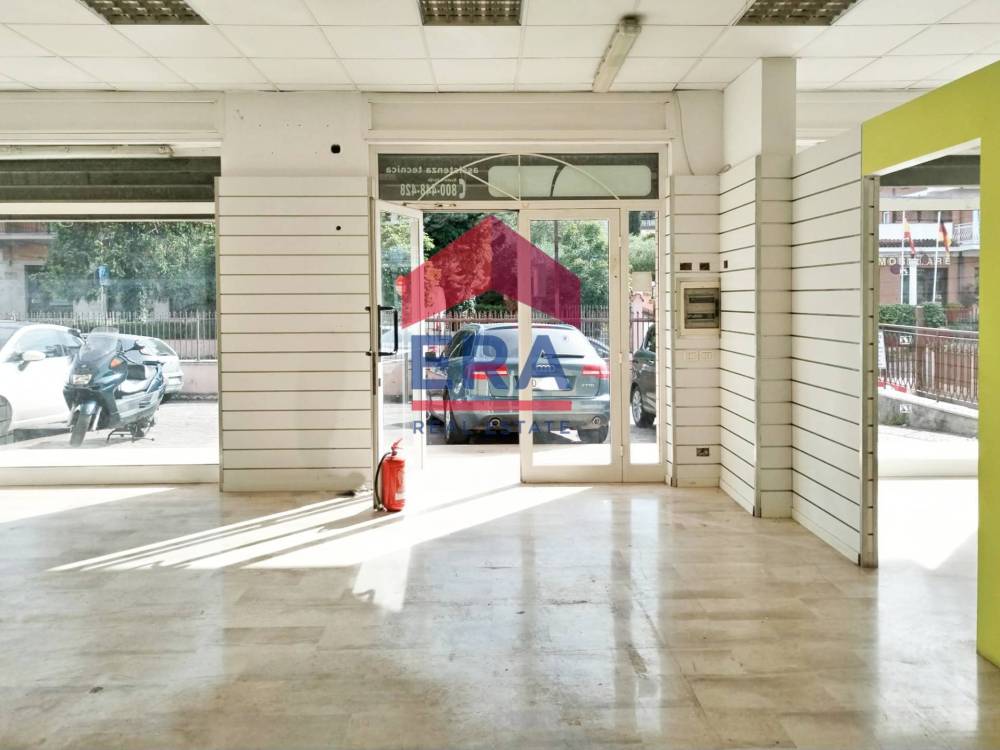 locale commerciale in affitto a Roma in zona Falcognana