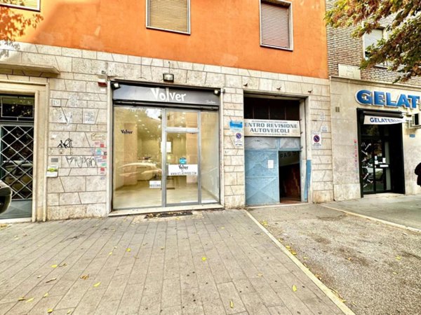 negozio in affitto a Roma in zona Tuscolano