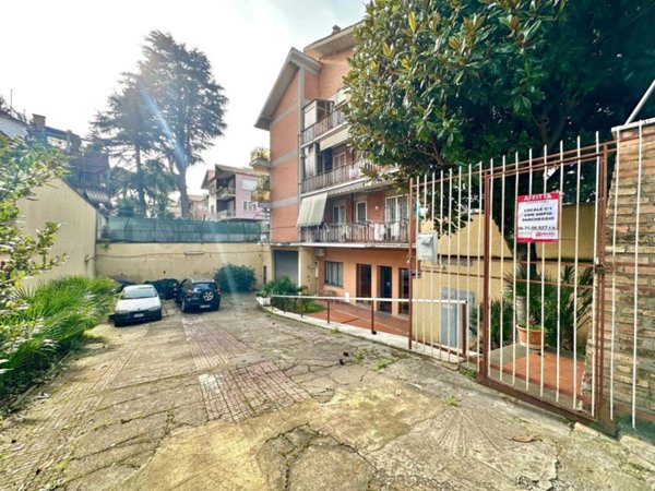 negozio in affitto a Roma in zona Appio Pignatelli