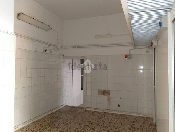 locale commerciale in affitto a Roma in zona Appio Latino