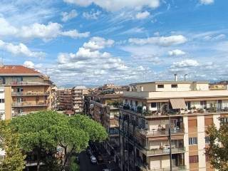 negozio in affitto a Roma in zona Cinecittà