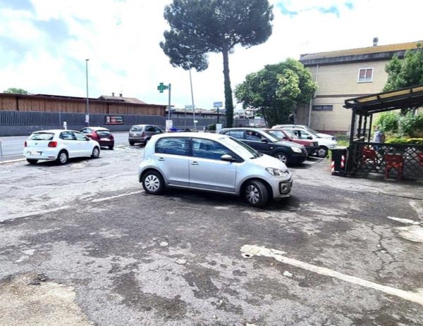 negozio in affitto a Roma in zona Pantan Monastero