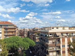 negozio in affitto a Roma in zona Appio Claudio