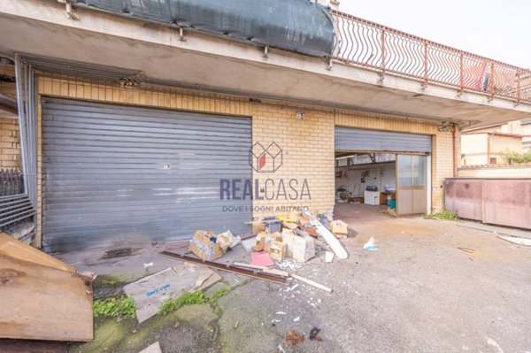locale commerciale in affitto a Roma in zona Lago Regillo