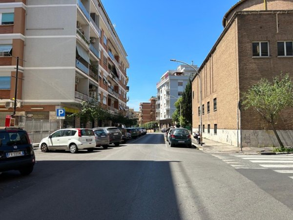 locale commerciale in affitto a Roma in zona Appio Latino