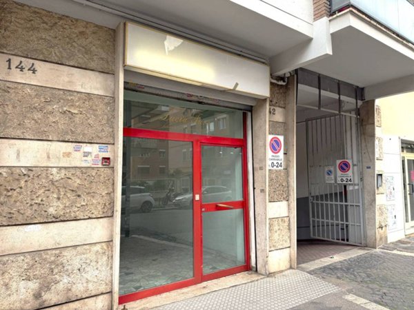 negozio in affitto a Roma in zona Appio Latino