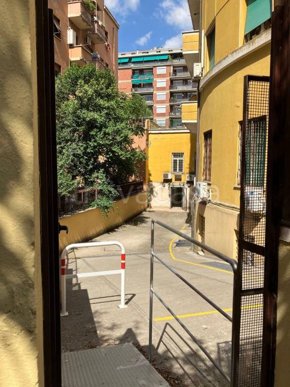 locale commerciale in affitto a Roma in zona Appio Latino