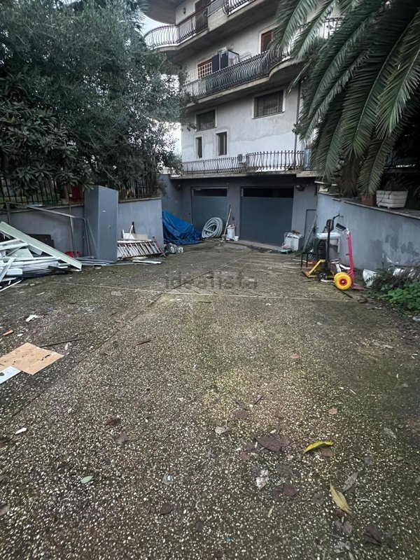 locale commerciale in affitto a Roma in zona Casal Morena