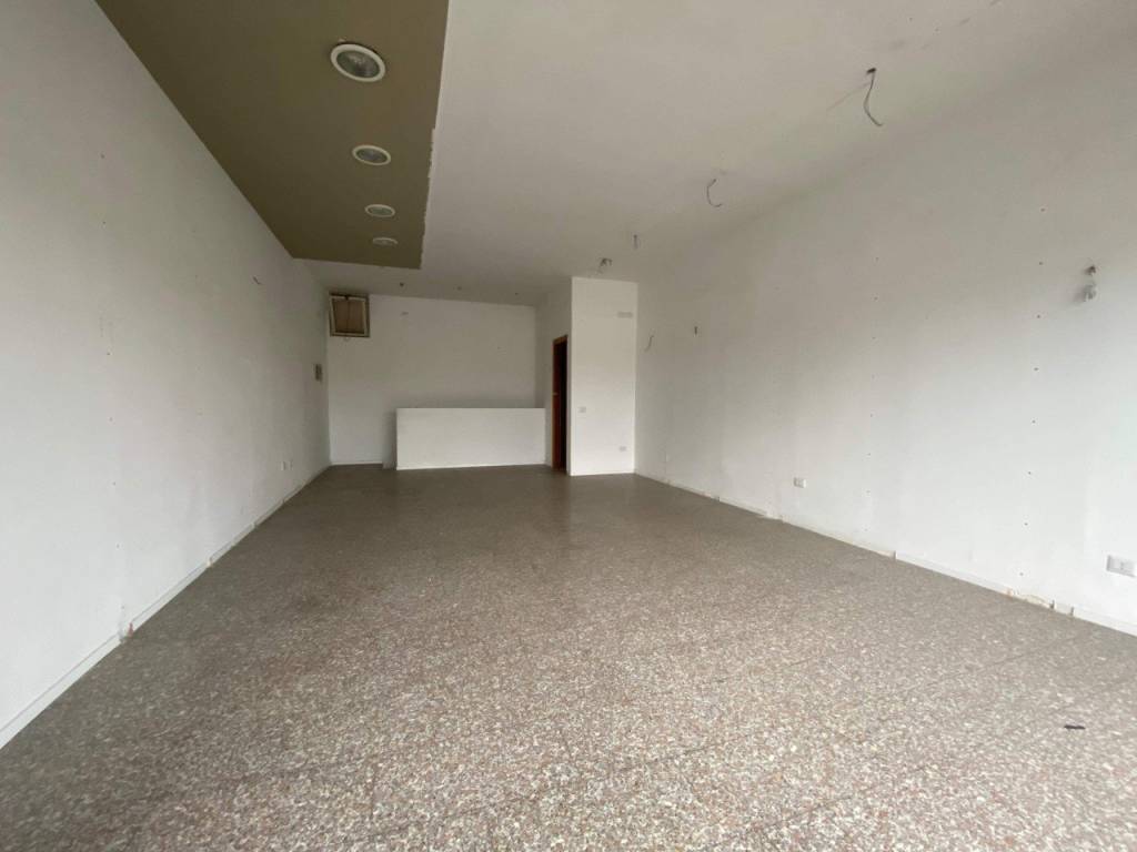 negozio in affitto a Roma in zona Pantan Monastero