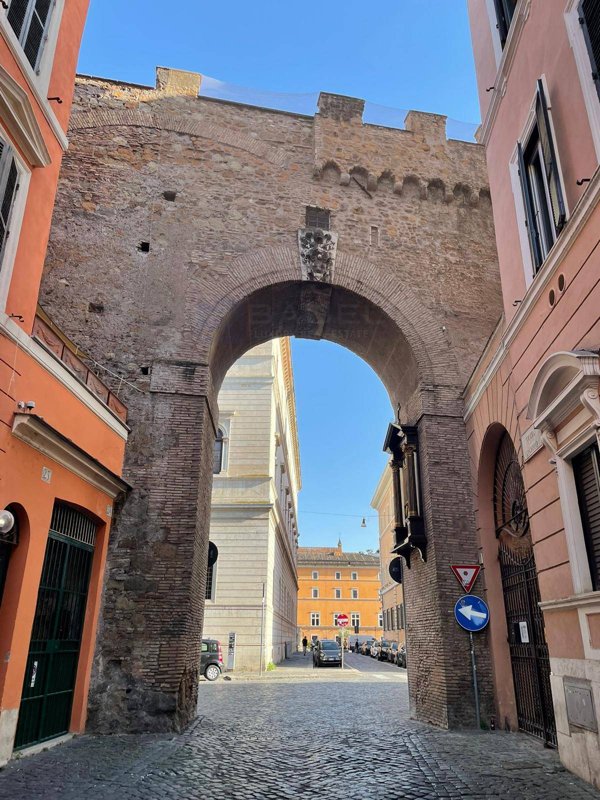 locale commerciale in affitto a Roma in zona Rione Borgo