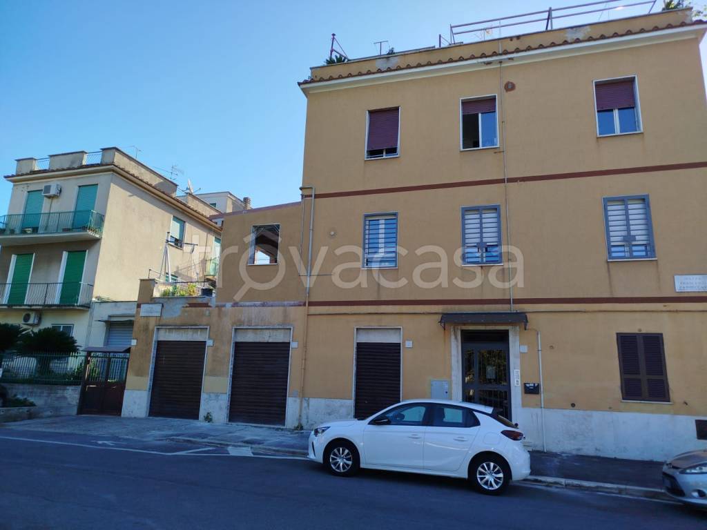 negozio in affitto a Roma in zona Tuscolano