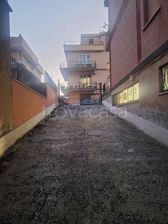locale commerciale in affitto a Roma in zona Torre Angela
