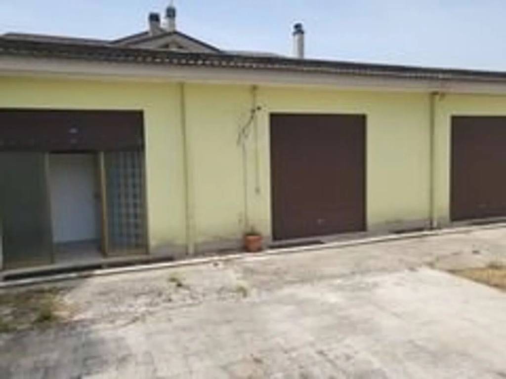negozio in affitto a Roma in zona Casal Monastero