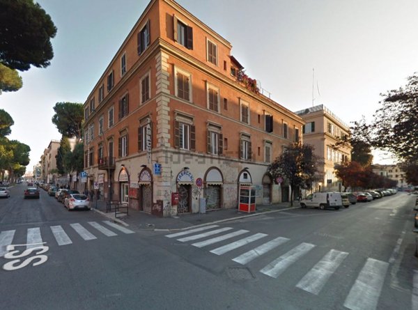 negozio in affitto a Roma in zona Appio Latino