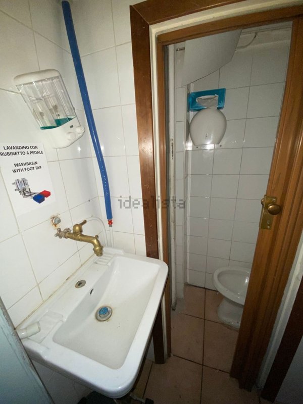 locale commerciale in affitto a Roma in zona Tuscolano