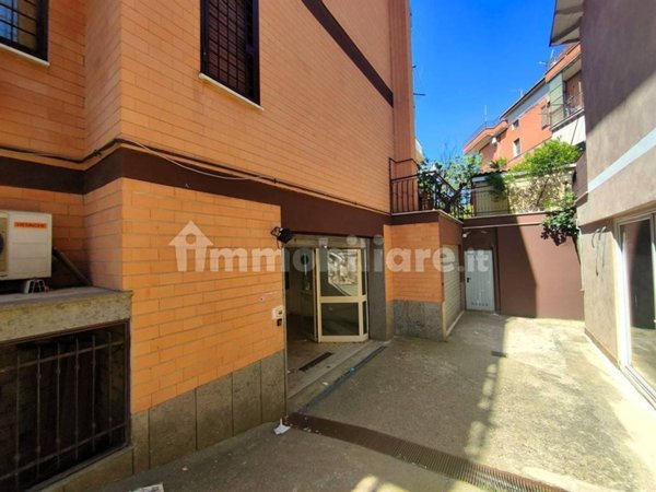 negozio in affitto a Roma in zona Colle Prenestino