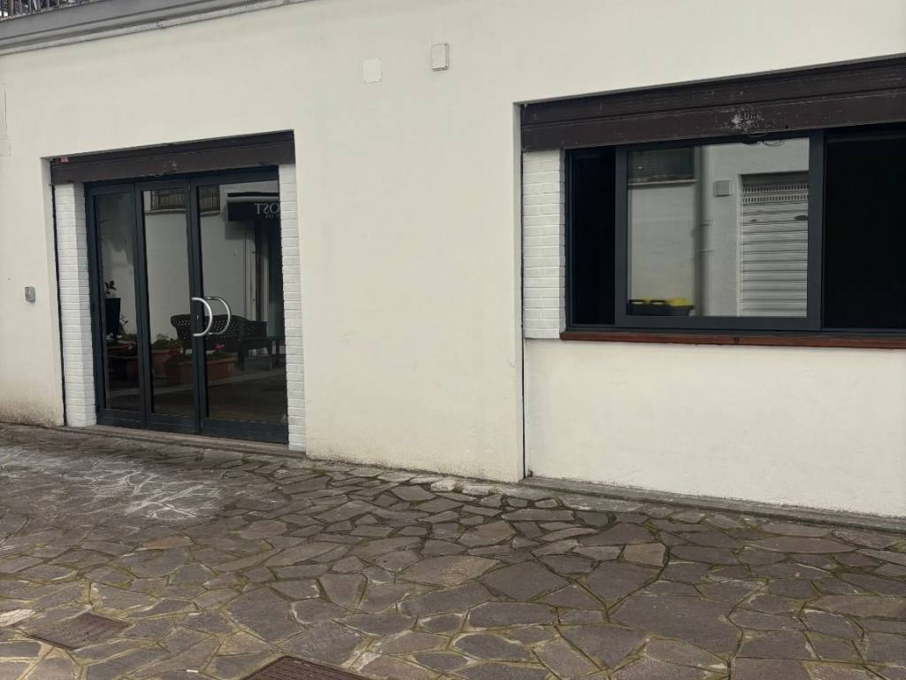 negozio in affitto a Roma in zona Axa