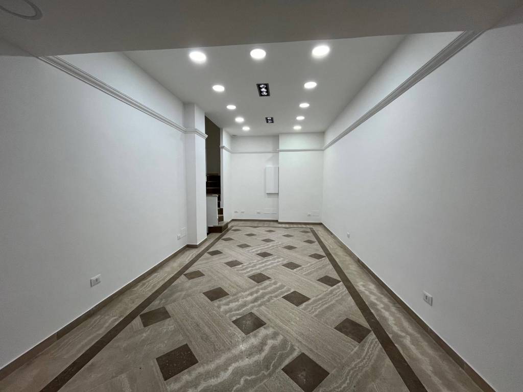 negozio in affitto a Roma in zona Appio Latino