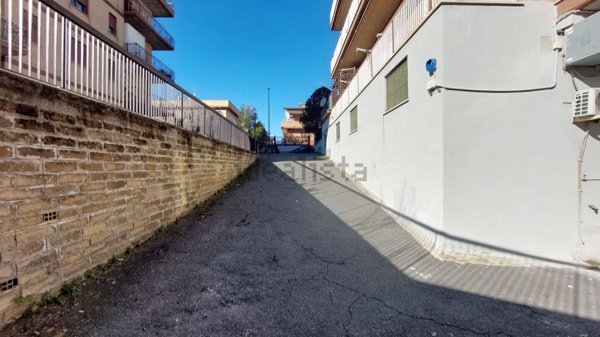 locale commerciale in affitto a Roma in zona Palmarola