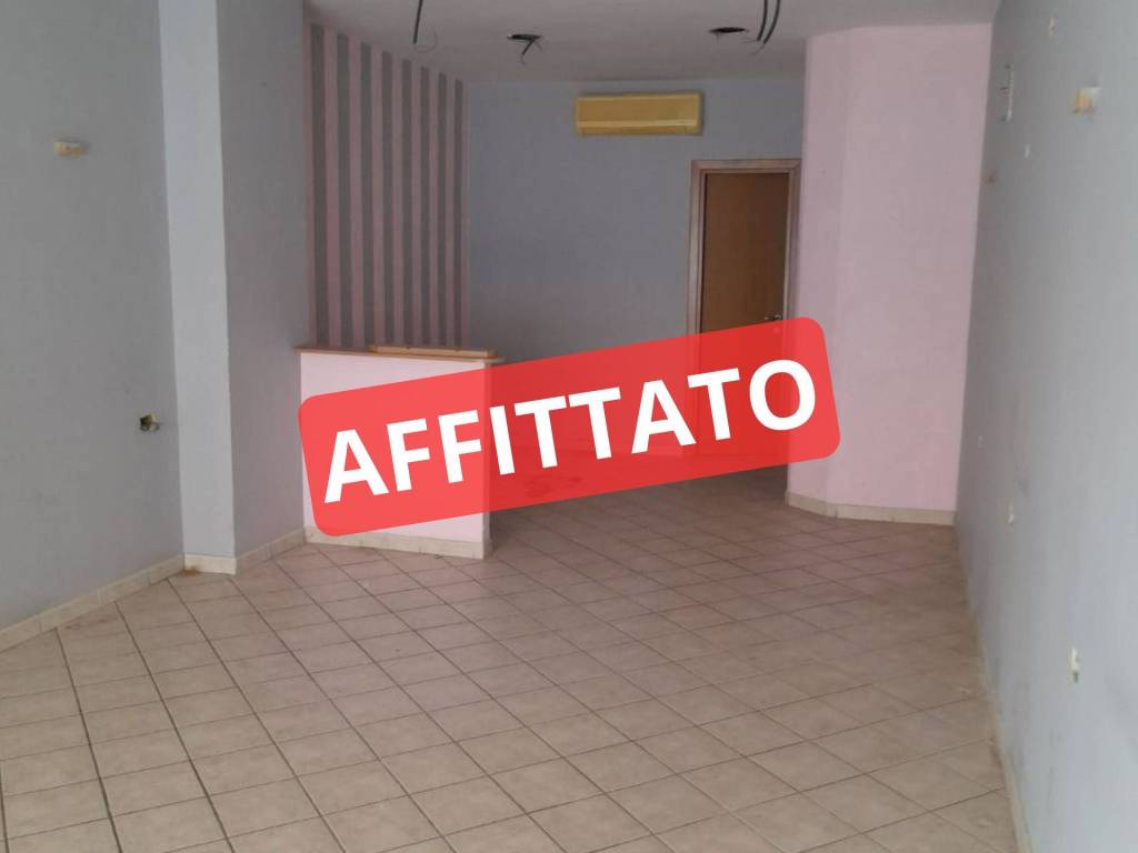 negozio in affitto a Roma in zona Tuscolano