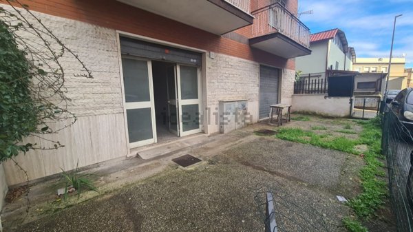 locale commerciale in affitto a Roma in zona Torre Angela