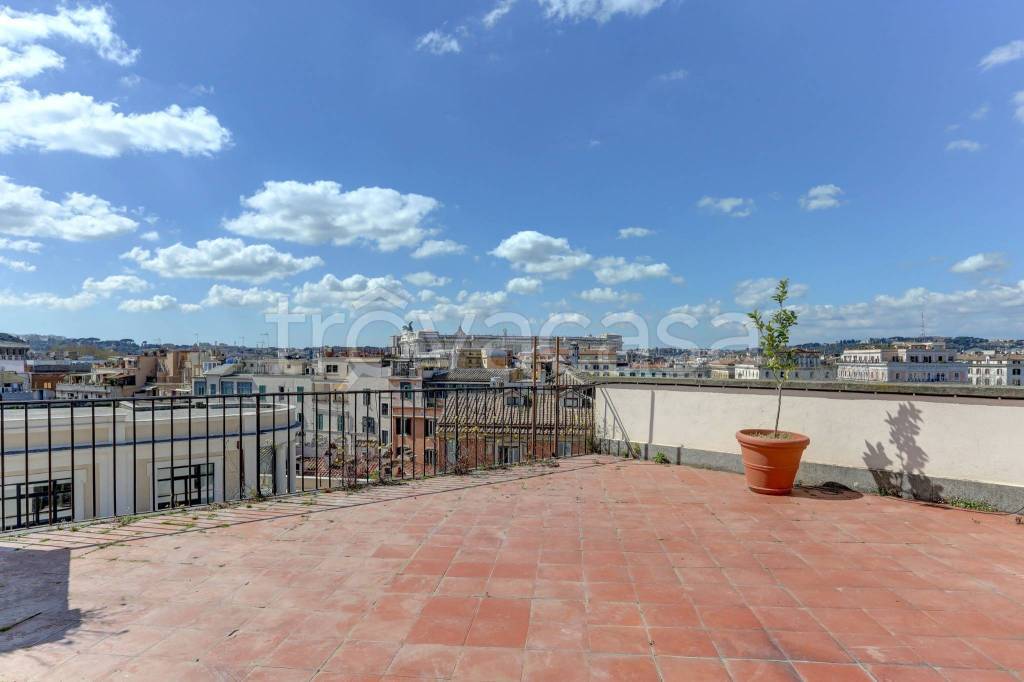 appartamento in affitto a Roma in zona Trevi-Colonna