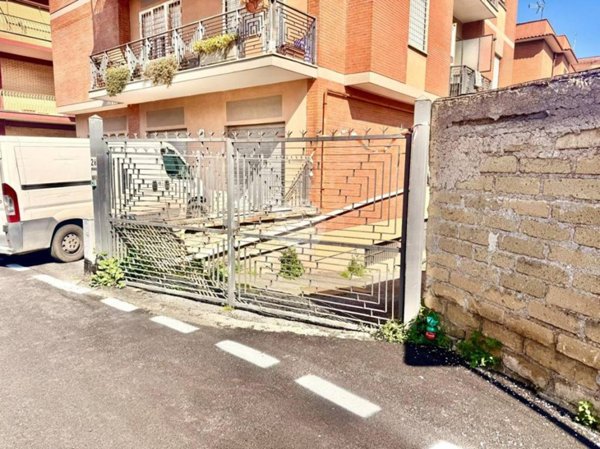 negozio in affitto a Roma in zona Colle Prenestino